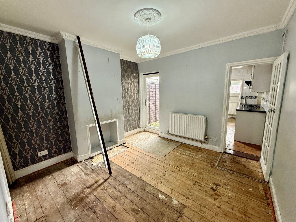 Lot: 76 - TERRACE HOUSE FOR REFURBISHMENT - Dining room